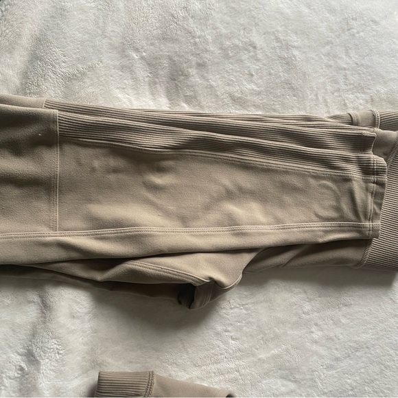 ALO Yoga Tan Leggings and Sports Bra Set - Picture 4 of 4